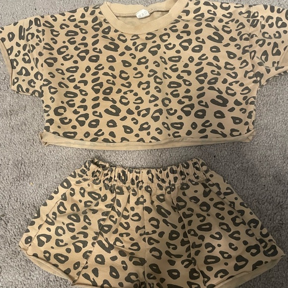 Leopard Print and Floral Baby Outfit Set - Picture 6 of 8